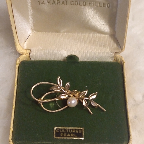 unbranded Jewelry - VTG 14Kt gold filled cultured pearl brooch.